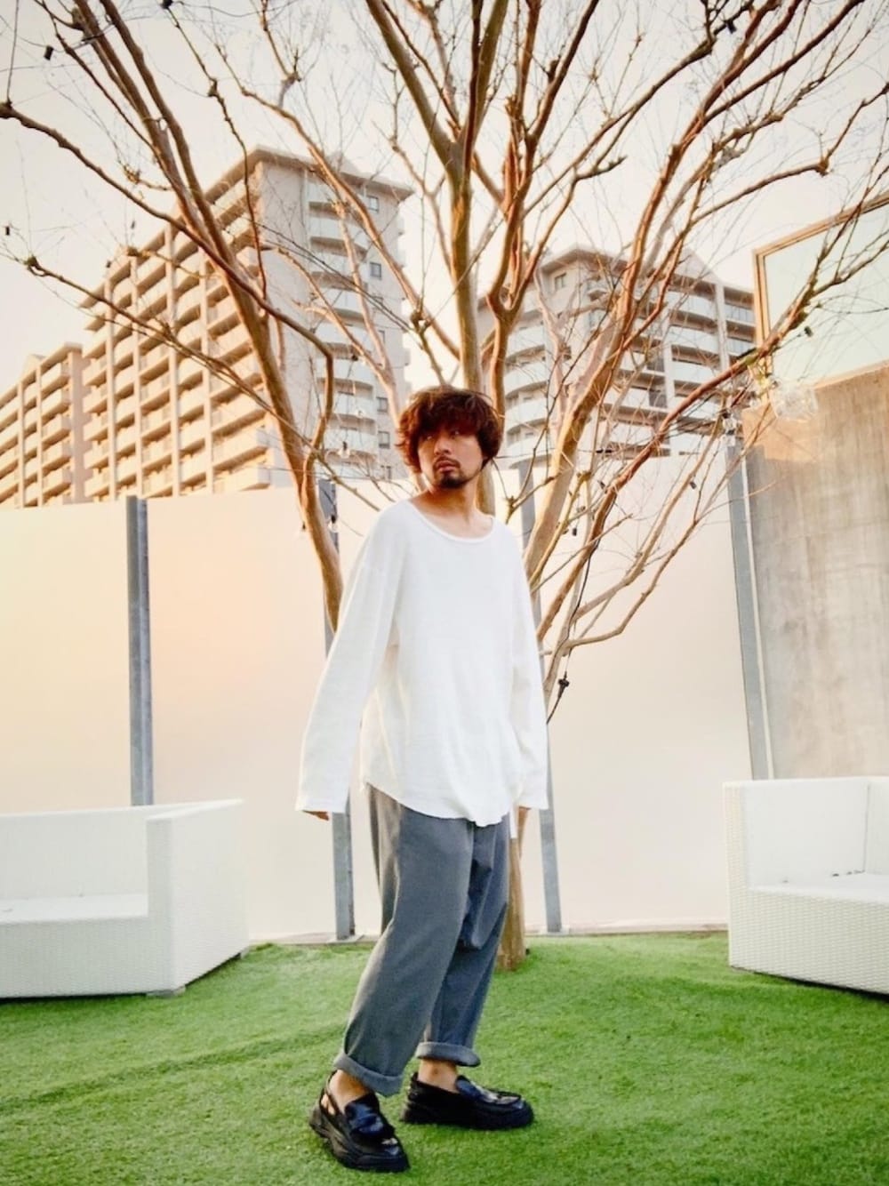 「春コーデ、ゆるコーデ、ビッグシルエット、サーマル、ダッドシューズ、ZARA、ザラ、metaphysica、オシャレウォーカー、osharewalker」｜「METAPHYSICAのアイテム（Tシャツ/カットソー、ホワイト系）」を使った、ましゃしさん（メンズ・174cm）の春コーディネートの1枚目の写真