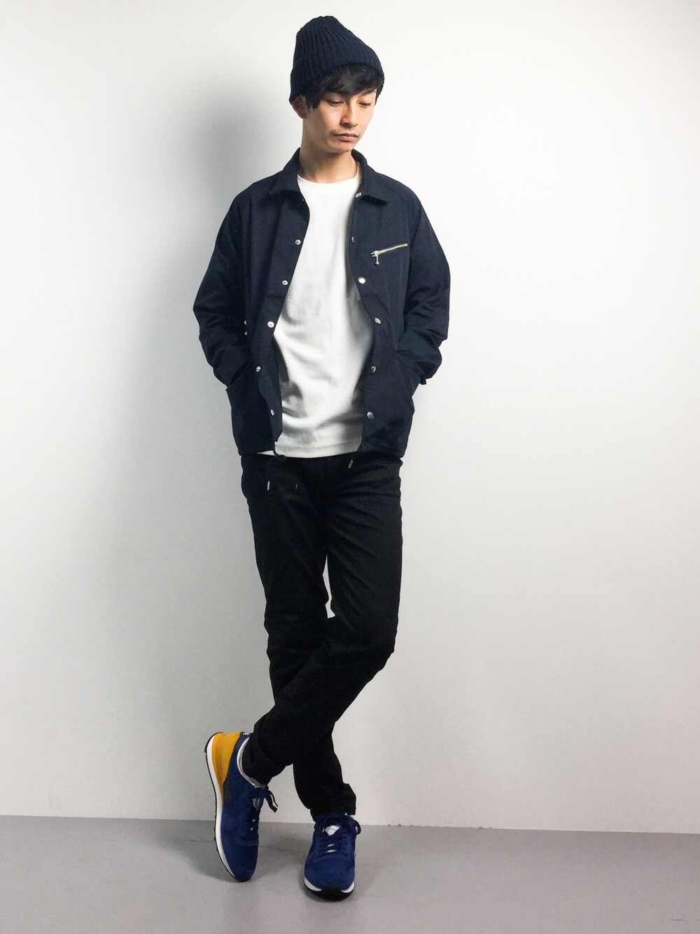 ブルー系のブルゾン、ホワイト系のTシャツ/カットソー、ブラック系のその他パンツを着用したメンズの冬コーディネートの1枚目の写真