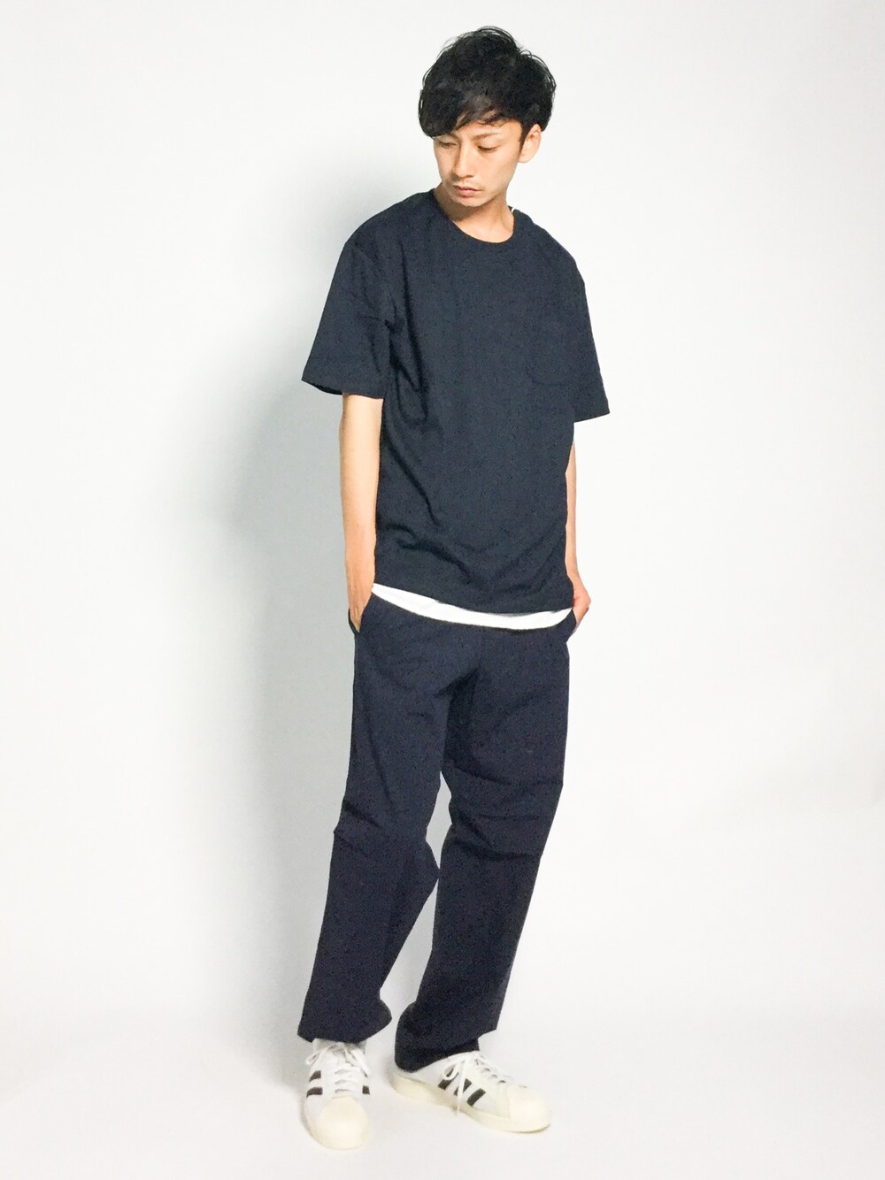 ブルー系のTシャツ/カットソー、ホワイト系のタンクトップ、ブルー系のその他パンツを着用したメンズの夏コーディネートの1枚目の写真