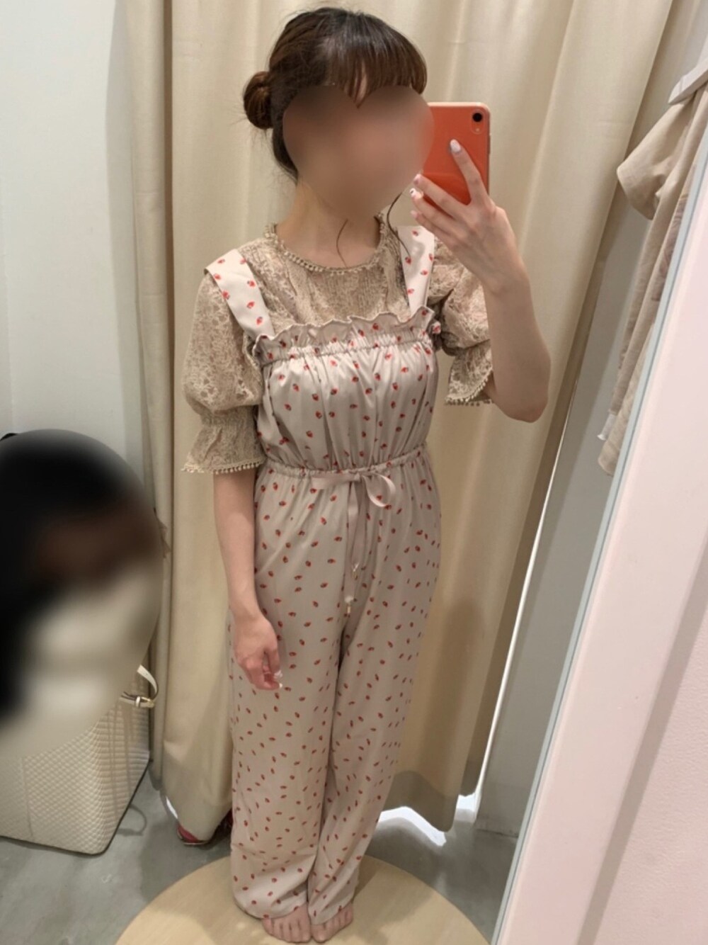 「いちご、イチゴ柄、nice claup、ナイスクラップ、オールインワン、サロペット、ベージュ、レース、レーストップス、アイボリー」｜「one after another NICE CLAUPのいちご柄サロペット（サロペット/オーバーオール、ベージュ系）」を使った、はるさん（レディース・156cm）の春コーディネートの1枚目の写真