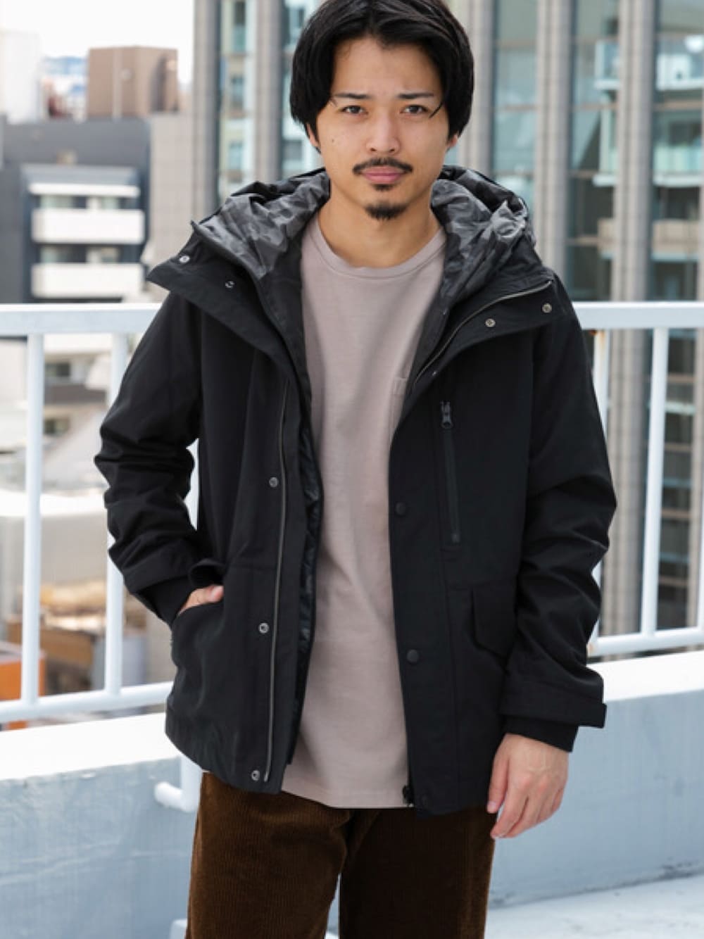 「3way、マウンテンパーカー、クルーネック、オーバーサイズ、items、URBAN RESEARCH、秋のコーデ、冬コーデ」｜「ITEMS URBANRESEARCHの3WAYマウンテンパーカー（マウンテンパーカー、ブラック系）」を使った、Yudai  Yorozuさん（メンズ・164cm）の秋コーディネートの1枚目の写真