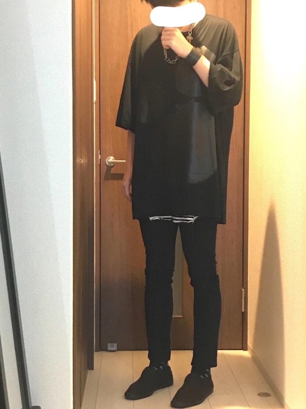「ビッグシルエット、ブラック、スキニー、黒コーデ、黒Tシャツ、スキニーデニム、スリッポン、靴下、レイヤードスタイル、靴下チラ見せ」｜「LAD MUSICIANのアイテム（ネックレス、シルバー系）」を使った、ぴろりんむらさん（メンズ・175cm）の春コーディネートの1枚目の写真