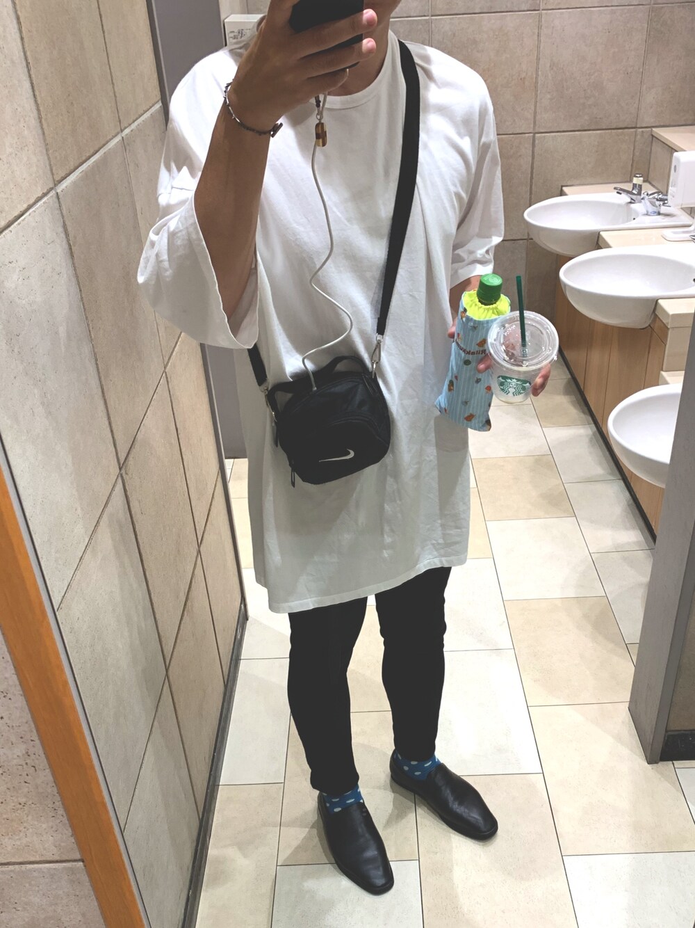 「白Tシャツ、黒スキニー、ソックス、ショルダーバッグ、ビッグシルエット、夏コーデ、スリッポン、スキニーデニム、モノトーン」｜「LAD MUSICIANのアイテム（Tシャツ/カットソー、ホワイト系）」を使った、ぴろりんむらさん（メンズ・175cm）の夏コーディネートの1枚目の写真