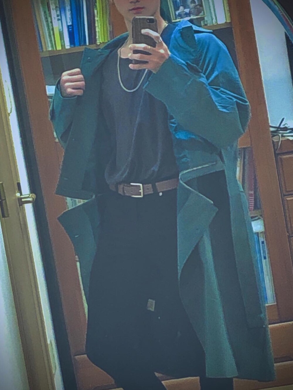 「おしゃれさんと繋がりたい、オーバーサイズ、冬服、ootd、トレンチコート、outfit、outfitoftheday、ootn、メンズライク、メンズコーデ」｜「AIVERのCASPER JOHN AIVER　２WAYラグラントレンチステンカラーコート（トレンチコート、グリーン系）」を使った、N.Yusukeさん（メンズ・170cm）の秋コーディネートの1枚目の写真