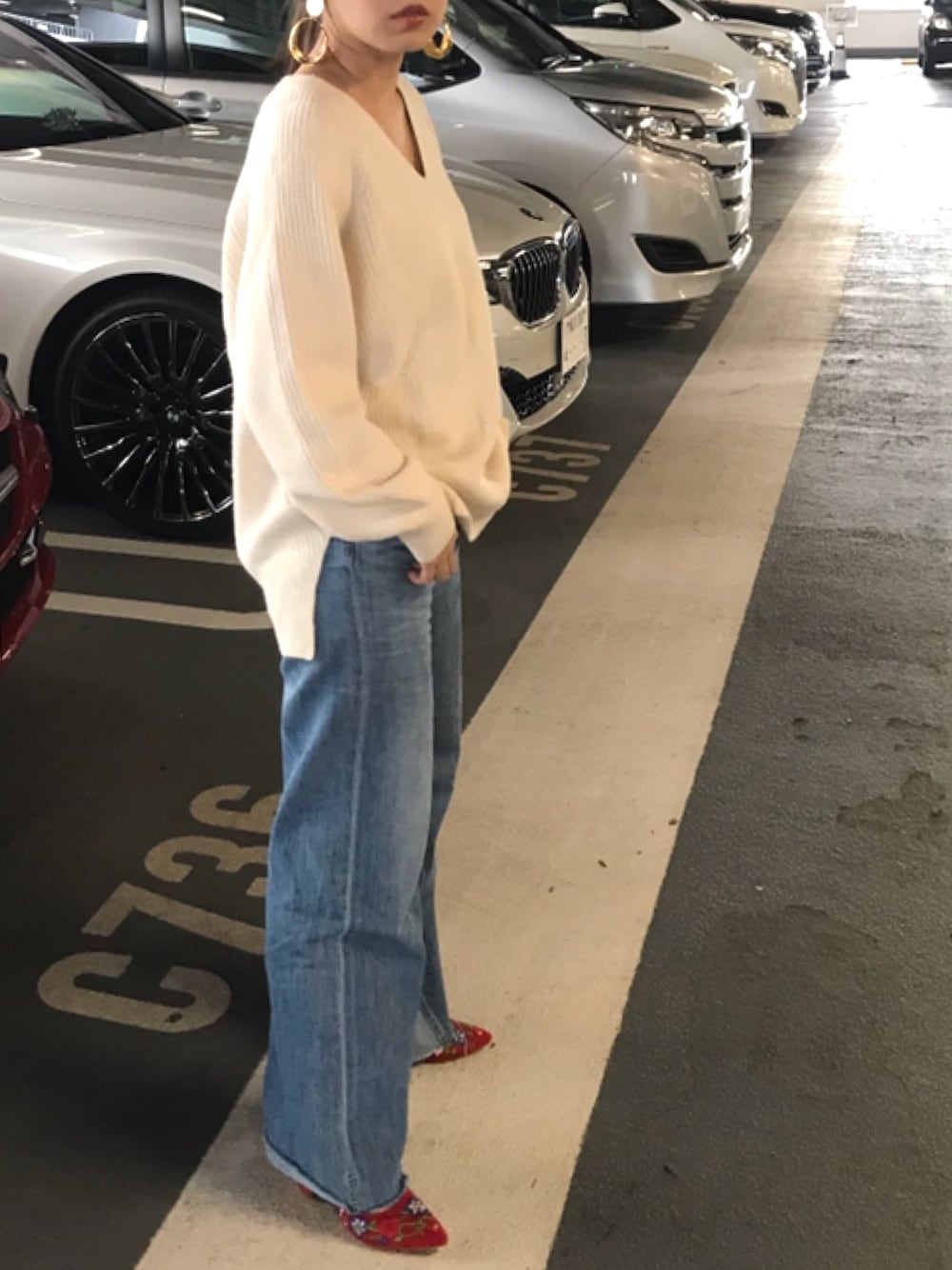 「ニット、デニム、デニムパンツ、デニム×ヒール、白ニット」｜「JOURNAL STANDARDのHAMILTONラムアゼ Vネックプルオーバー◆（ニット/セーター、ホワイト系）」を使った、YUKI●さん（レディース・154cm）の春コーディネートの1枚目の写真
