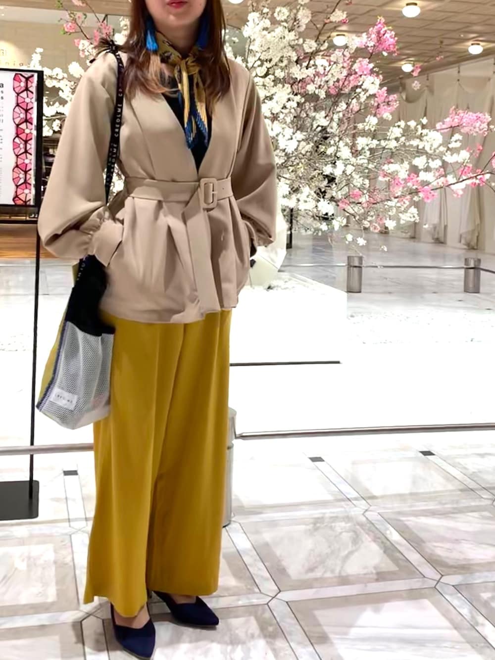 「スカーフ、イエロー、春コーデ、春色、パンツスタイル、パンプス」｜「ROSE BUDのイヤリング（イヤリング、ブルー系）」を使った、YUKI●さん（レディース・154cm）の春コーディネートの1枚目の写真