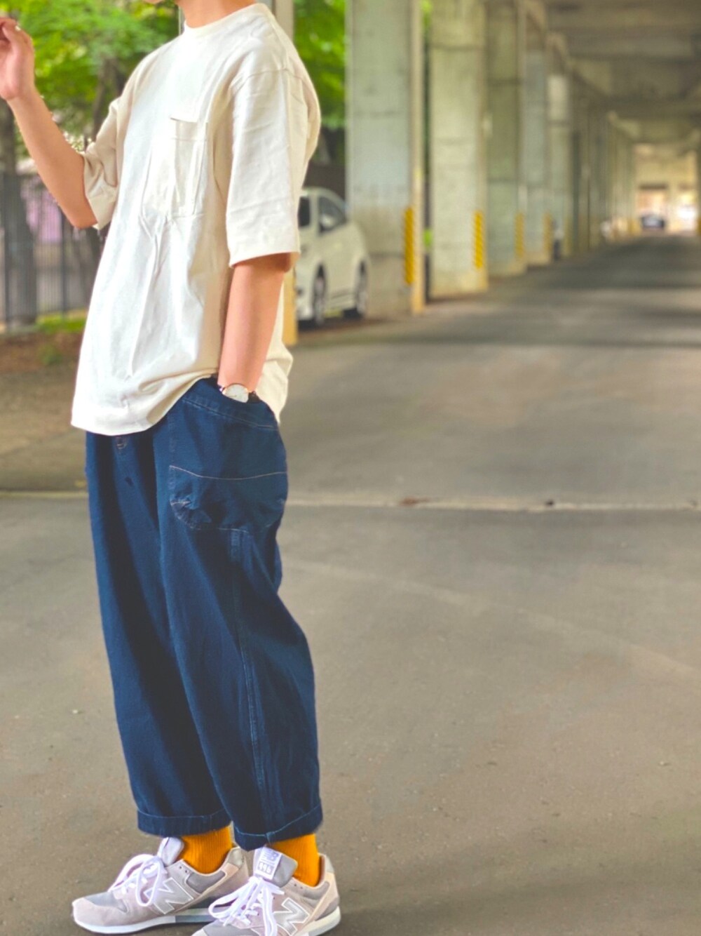 ホワイト系のTシャツ/カットソー、ブルー系のデニムパンツ、グレー系のスニーカーを着用したメンズの夏コーディネートの1枚目の写真