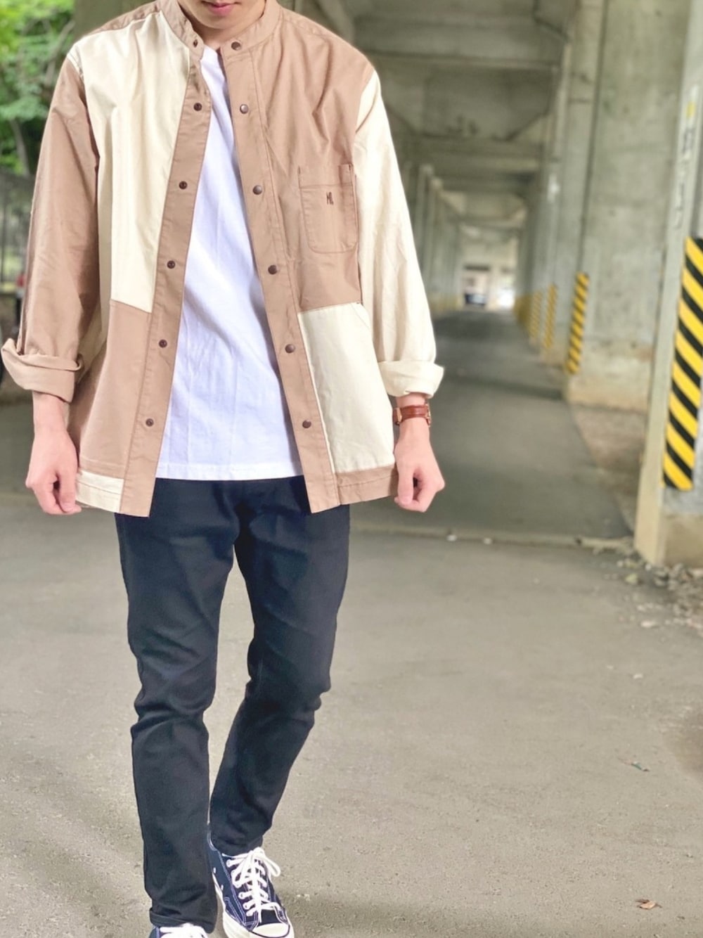 ベージュ系のシャツ/ブラウス、ホワイト系のTシャツ/カットソー、ブラック系のその他パンツを着用したメンズの夏コーディネートの1枚目の写真