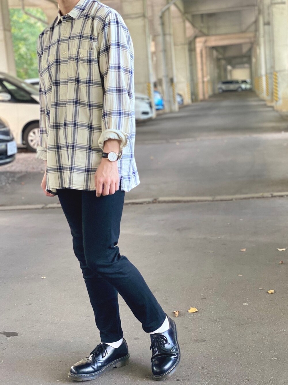 ホワイト系のシャツ/ブラウス、ブラック系のその他パンツ、ブラック系のドレスシューズを着用したメンズの秋コーディネートの1枚目の写真