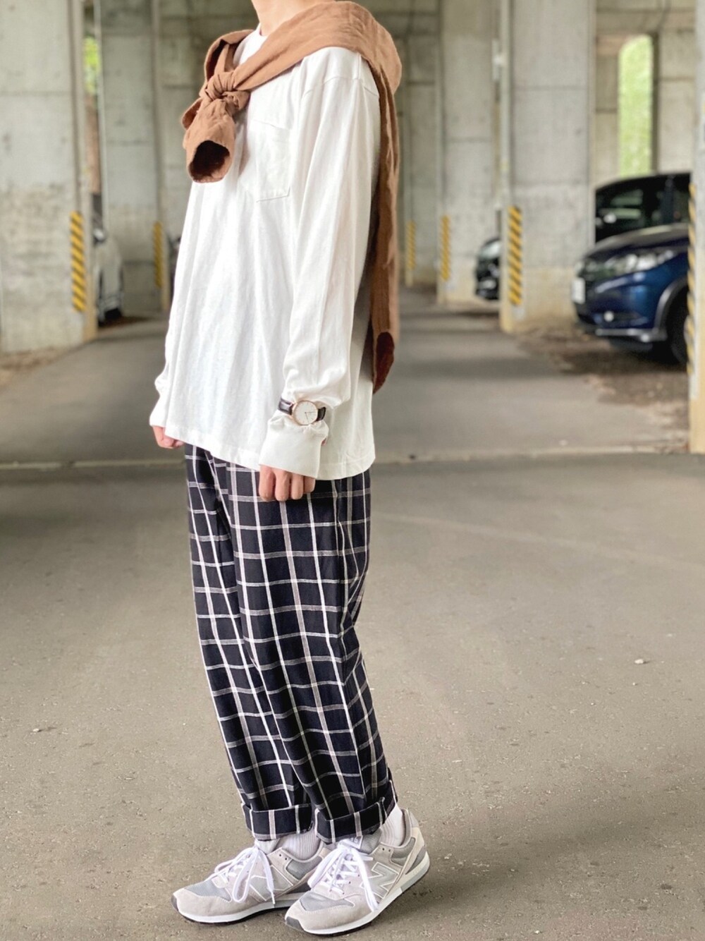 ベージュ系のシャツ/ブラウス、ホワイト系のTシャツ/カットソー、ブラック系のその他パンツを着用したメンズの秋コーディネートの1枚目の写真