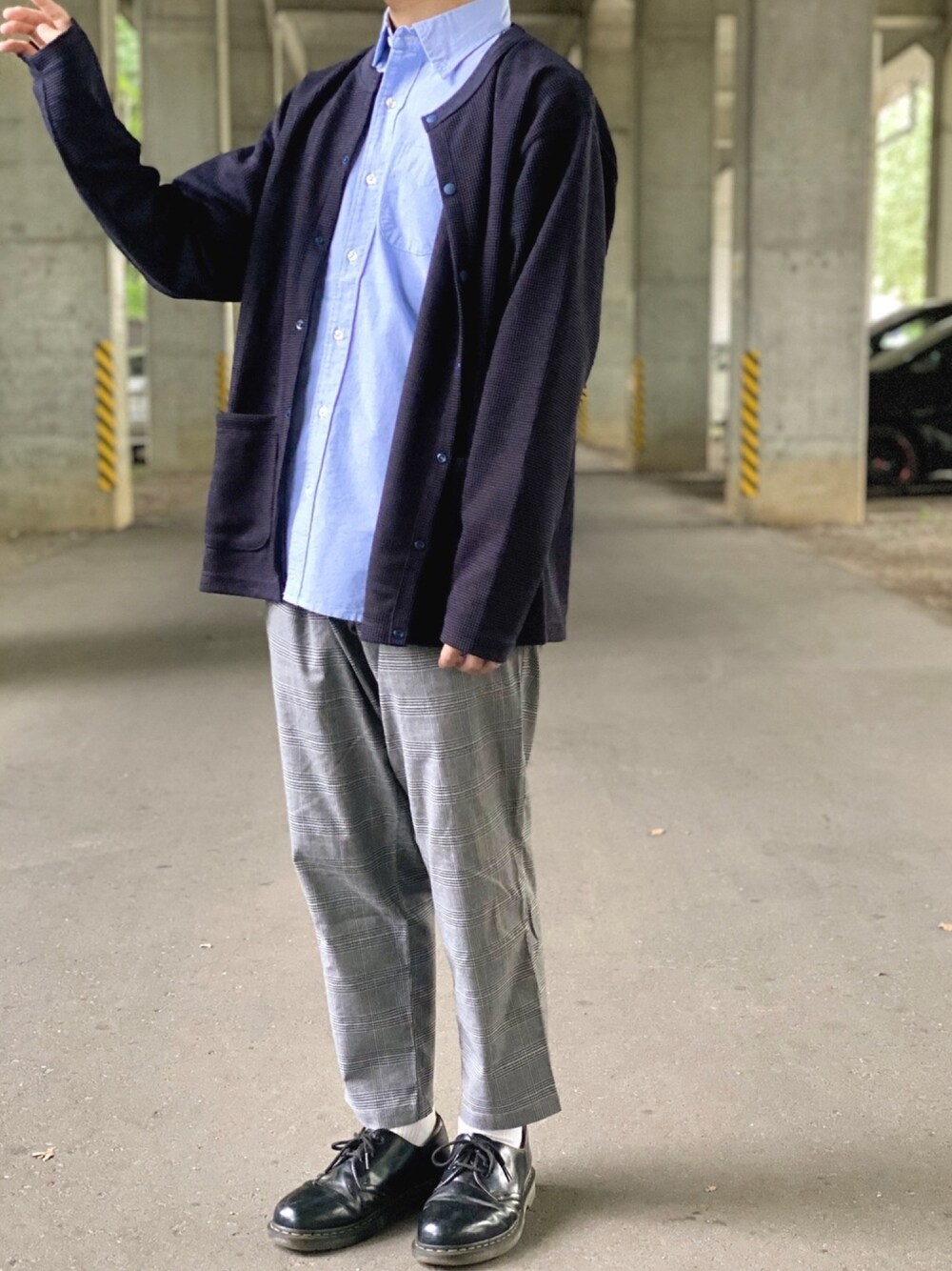 ブルー系のカーディガン/ボレロ、ブルー系のシャツ/ブラウス、グレー系のその他パンツを着用したメンズの秋コーディネートの1枚目の写真