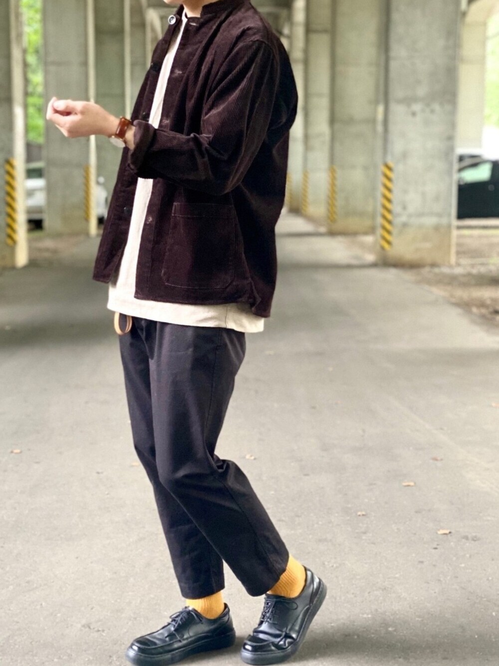 ブラウン系のカバーオール、グレー系のTシャツ/カットソー、ブラック系のチノパンツを着用したメンズの秋コーディネートの1枚目の写真
