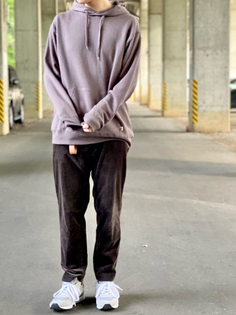 グレー系のパーカー、ブラウン系のその他パンツ、グレー系のスニーカーを着用したメンズの秋コーディネートの1枚目の写真