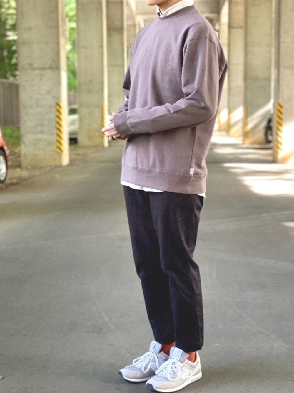 グレー系のスウェット、グレー系のシャツ/ブラウス、ブラック系のチノパンツを着用したメンズの秋コーディネートの1枚目の写真