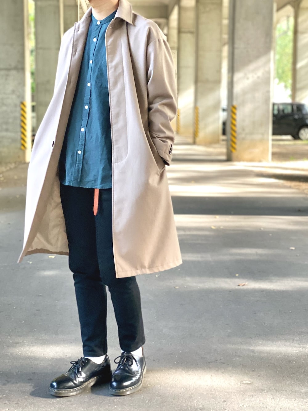 ベージュ系のステンカラーコート、グリーン系のシャツ/ブラウス、ブラック系のその他パンツを着用したメンズの秋コーディネートの1枚目の写真