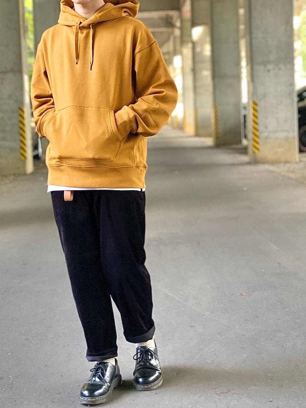 「秋コーデ、coen、休日スタイル、パーカー、コーデュロイパンツ、コーデュロイ、ブラック、マスタード、UNIQLO、レイヤードスタイル」｜「UNIQLOのスウェットプルパーカ（長袖）（パーカー、イエロー系）」を使った、Theodore【セオドア】さん（メンズ・170cm）の秋コーディネートの1枚目の写真