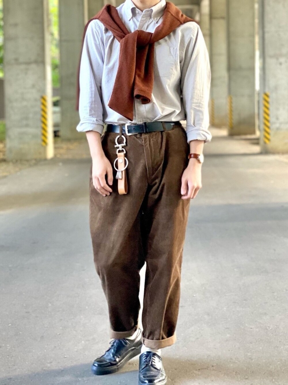 ブラウン系のカーディガン/ボレロ、グレー系のシャツ/ブラウス、ブラウン系のその他パンツを着用したメンズの秋コーディネートの1枚目の写真