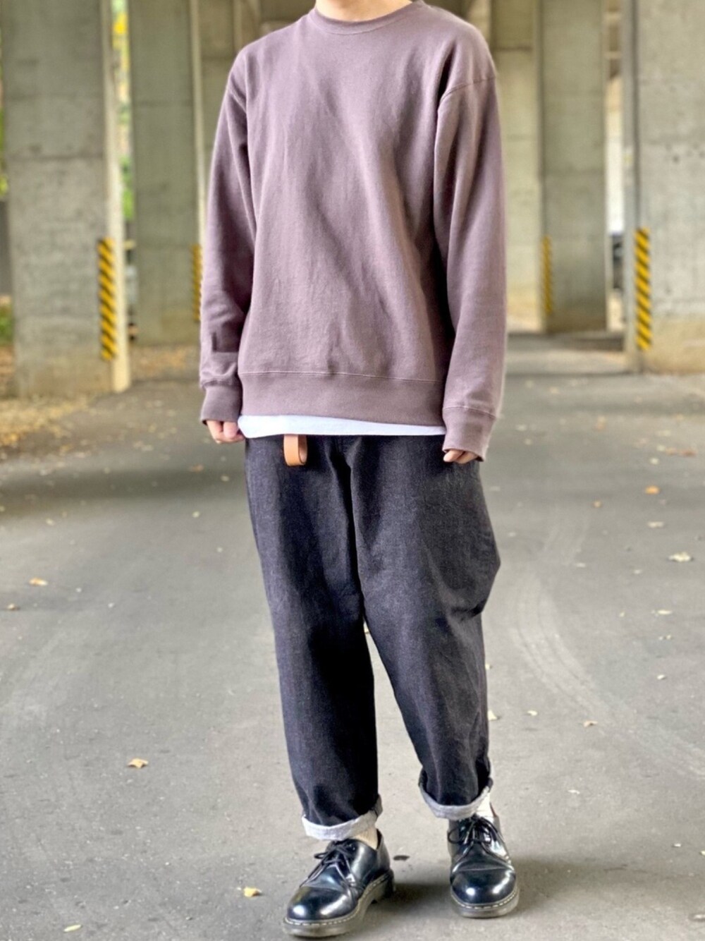 グレー系のスウェット、ホワイト系のタンクトップ、ブラック系のデニムパンツを着用したメンズの秋コーディネートの1枚目の写真