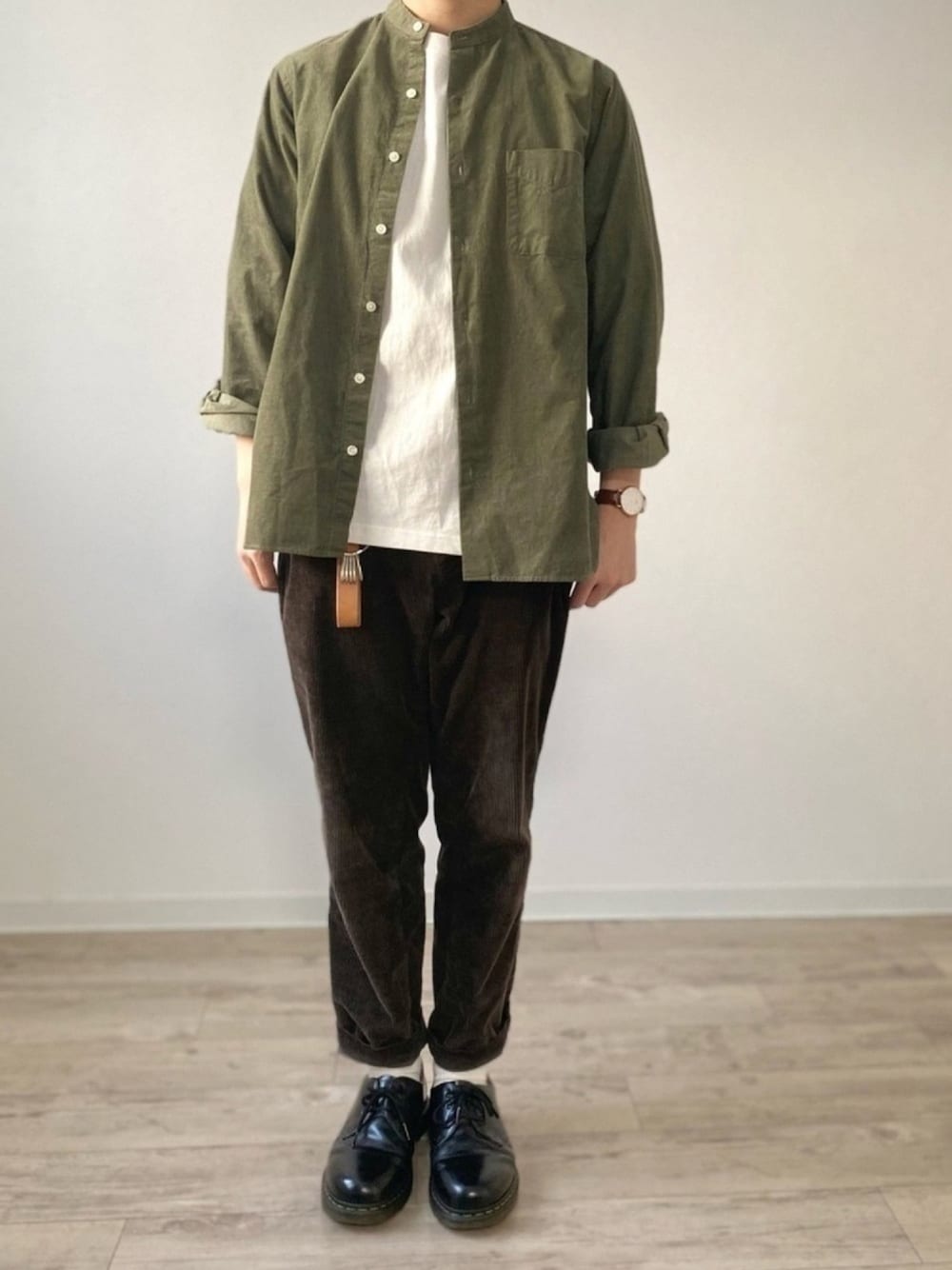 グリーン系のシャツ/ブラウス、ホワイト系のTシャツ/カットソー、ブラウン系のその他パンツを着用したメンズの冬コーディネートの1枚目の写真