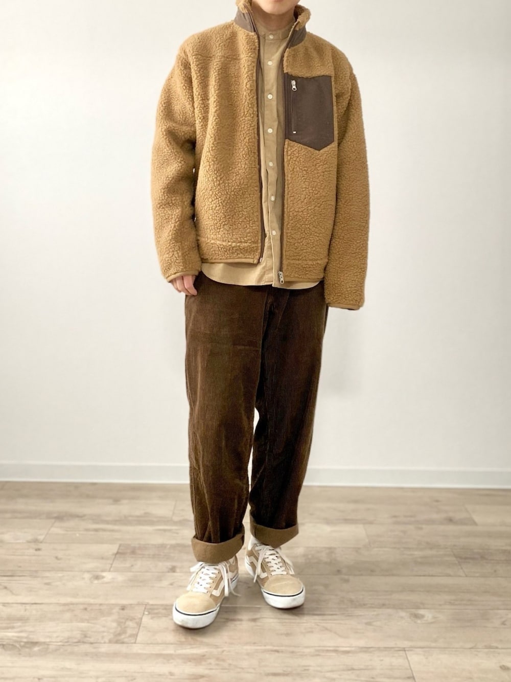 ブラウン系のブルゾン、ベージュ系のシャツ/ブラウス、ブラウン系のその他パンツを着用したメンズの冬コーディネートの1枚目の写真