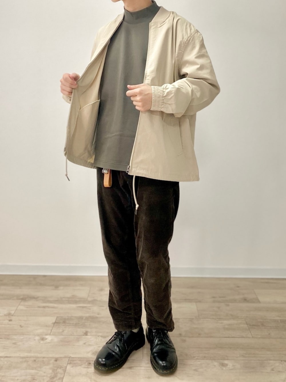 ベージュ系のブルゾン、ブラウン系のその他パンツ、ブラック系のドレスシューズを着用したメンズの冬コーディネートの1枚目の写真