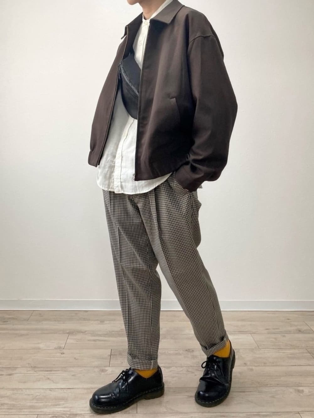 ベージュ系のその他パンツ、ブラウン系のブルゾン、ホワイト系のシャツ/ブラウスを着用したメンズの冬コーディネートの1枚目の写真
