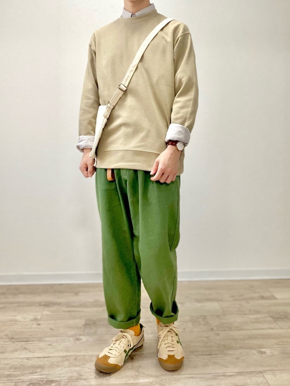 グリーン系のデニムパンツ、グリーン系のスニーカー、グレー系のシャツ/ブラウスを着用したメンズの冬コーディネートの1枚目の写真