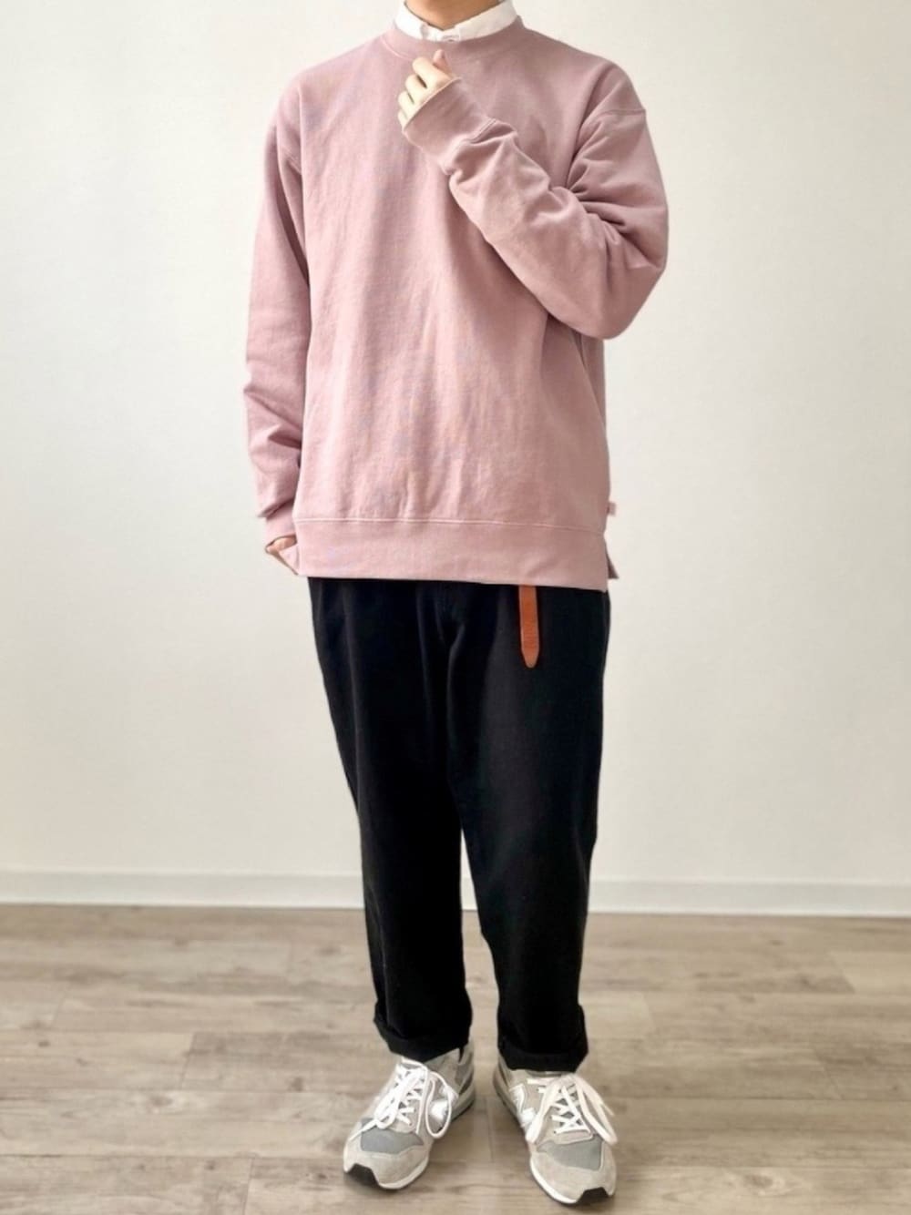 ピンク系のスウェット、ホワイト系のシャツ/ブラウス、ブラック系のデニムパンツを着用したメンズの冬コーディネートの1枚目の写真