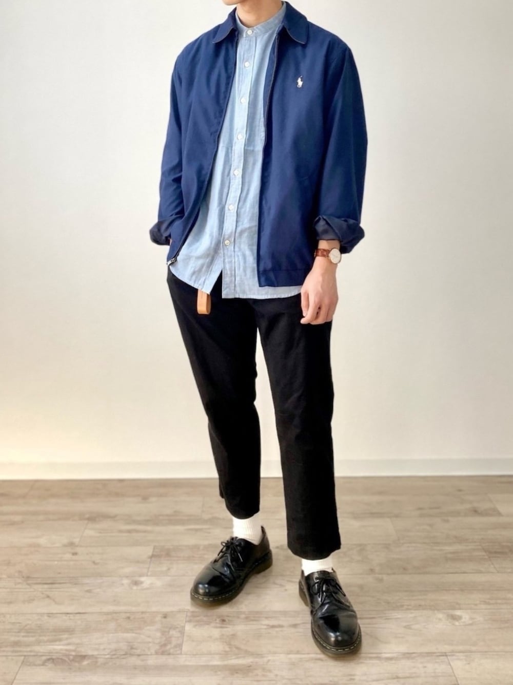 ブルー系のその他アウター、ブルー系のシャツ/ブラウス、ブラック系のチノパンツを着用したメンズの冬コーディネートの1枚目の写真