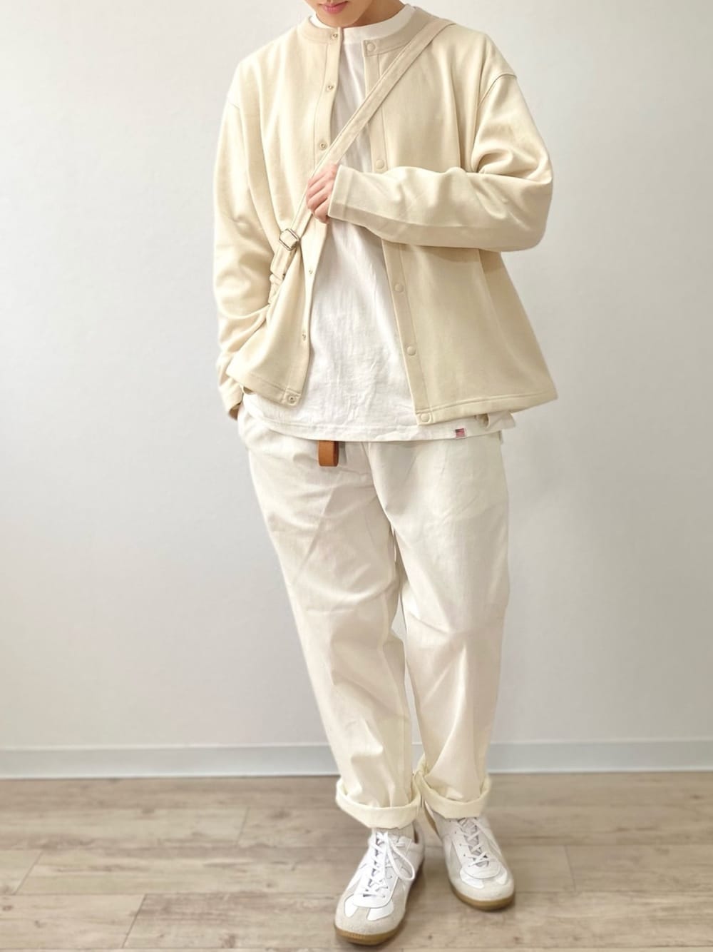 ベージュ系のカーディガン/ボレロ、ホワイト系のTシャツ/カットソー、ホワイト系のその他パンツを着用したメンズの春コーディネートの1枚目の写真