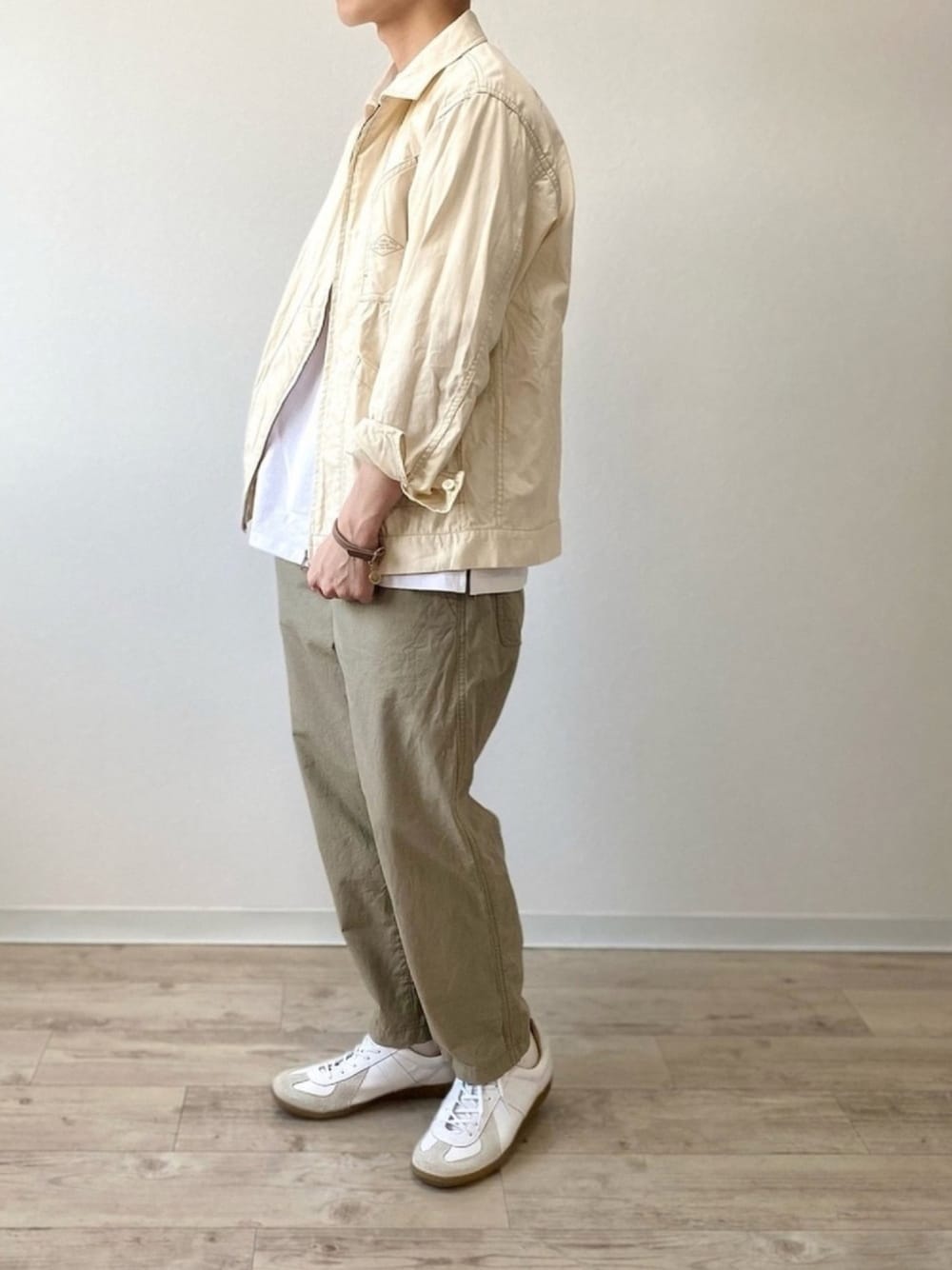 ホワイト系のブルゾン、ホワイト系のTシャツ/カットソー、ベージュ系のその他パンツを着用したメンズの春コーディネートの1枚目の写真