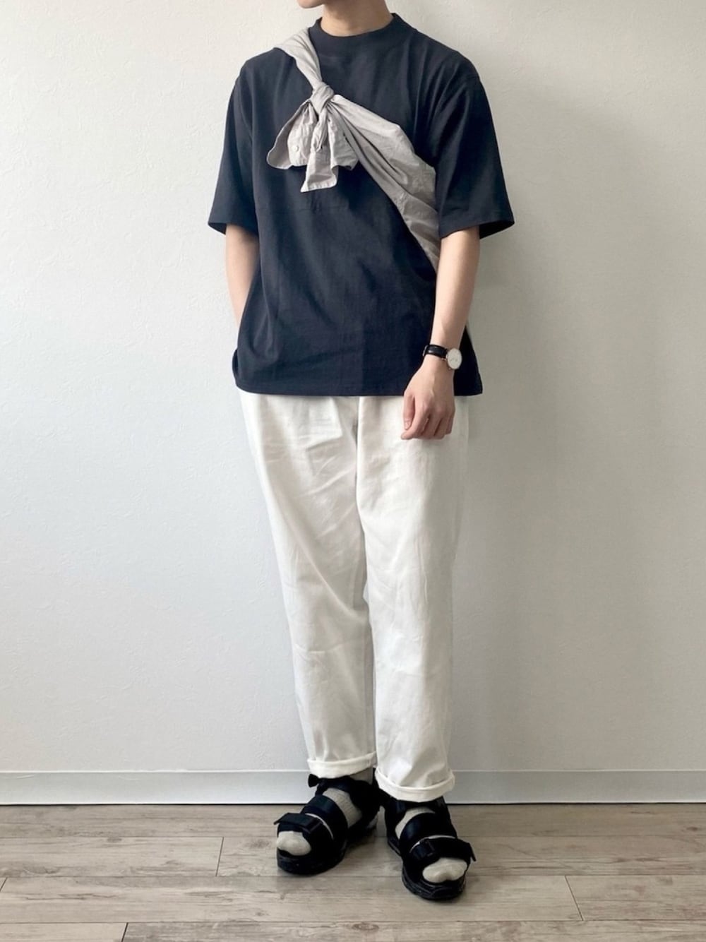 ブラック系のTシャツ/カットソー、グレー系のシャツ/ブラウス、ホワイト系のその他パンツを着用したメンズの夏コーディネートの1枚目の写真