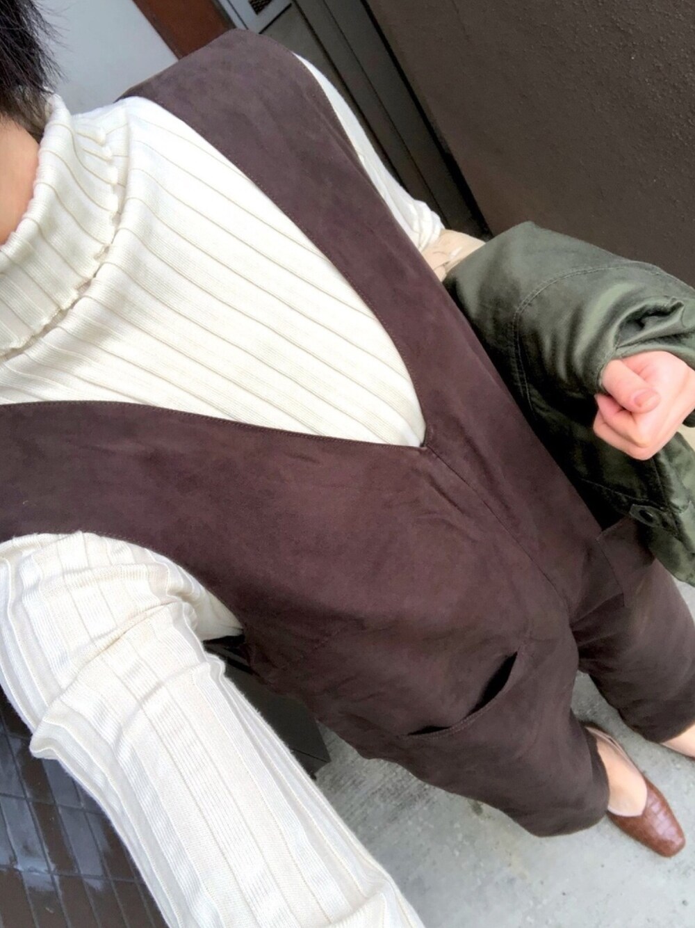 「通勤コーデ、楽チンコーデ、シンプル、着回しコーデ、体型カバー、秋のマイ旬スタイル、サロペット、fifth、フリークスストア、タートルネック」｜「FREAK'S STOREのUNIVERSAL OVERALL×FREAK'S STORE/ユニバーサルオーバーオール　別注フェイクスウェードサロペット（オーバーオール）（サロペット/オーバーオール、ブラウン系）」を使った、mokashidamoさん（レディース・169cm）の秋コーディネートの1枚目の写真