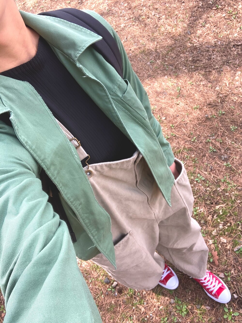 「休日スタイル、ラクチンコーデ、着回しコーデ、サロペット、散歩、converse、赤コンバース、ワンポイント、リュック」｜「niko and...の起毛ツイルドロストサロペット（サロペット/オーバーオール、ベージュ系）」を使った、mokashidamoさん（レディース・169cm）の春コーディネートの1枚目の写真