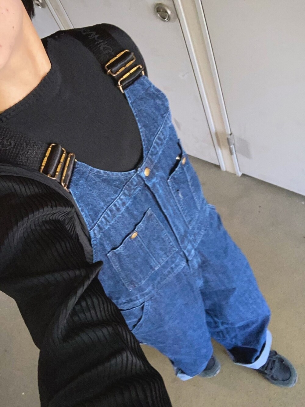「通勤コーデ、ラクチンコーデ、モノトーン、サロペット、デニム、スニーカー」｜「Gramicciの【Lee×GRAMICCI（グラミチ）】フロントジップ オーバーオール（サロペット/オーバーオール、ブルー系）」を使った、mokashidamoさん（レディース・169cm）の春コーディネートの1枚目の写真