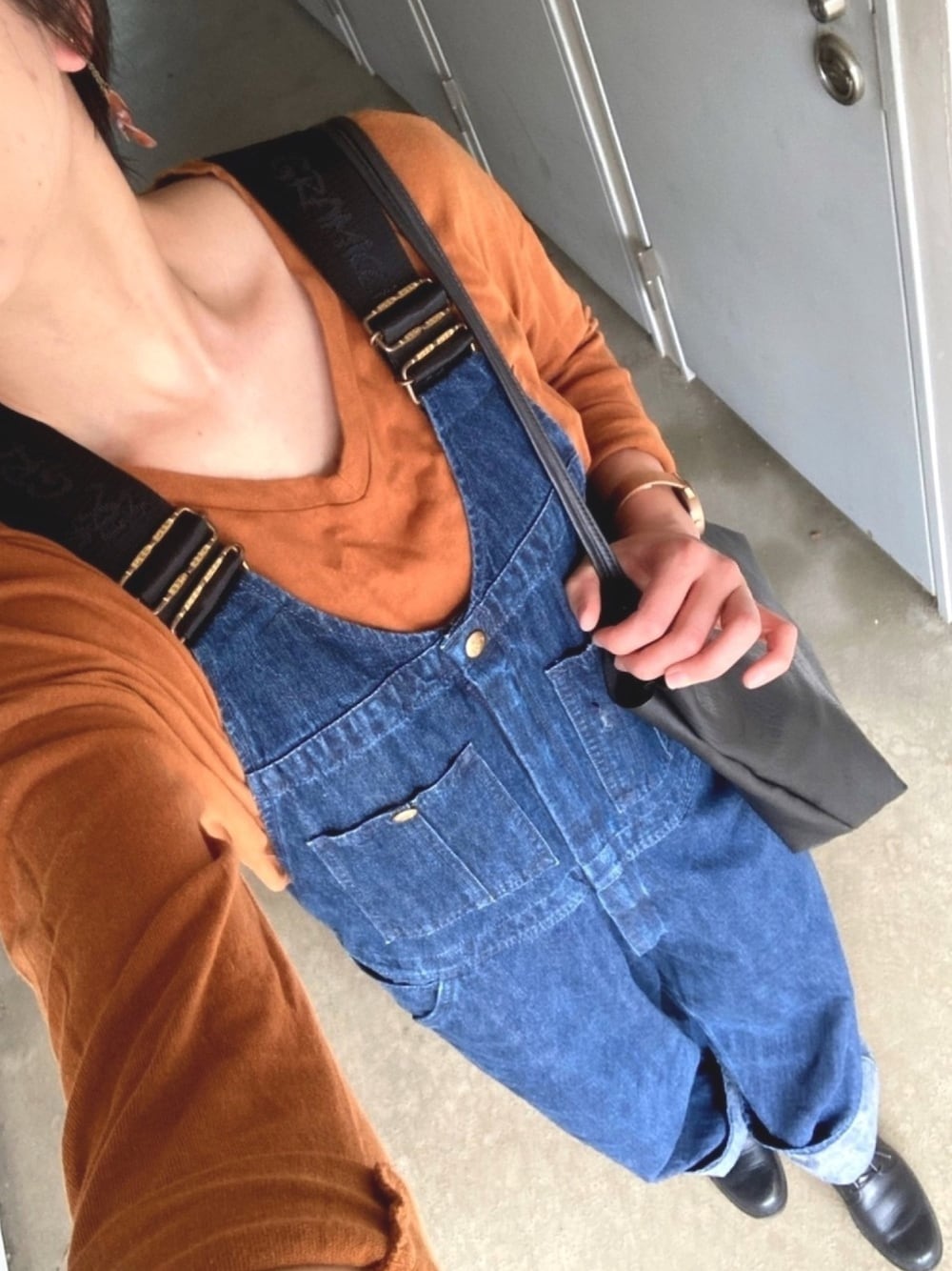 「休日スタイル、着回しコーデ、サロペット、ヘビロテ、革靴、革バッグ」｜「w closetのアイテム（トップス、ブラウン系）」を使った、mokashidamoさん（レディース・169cm）の春コーディネートの1枚目の写真