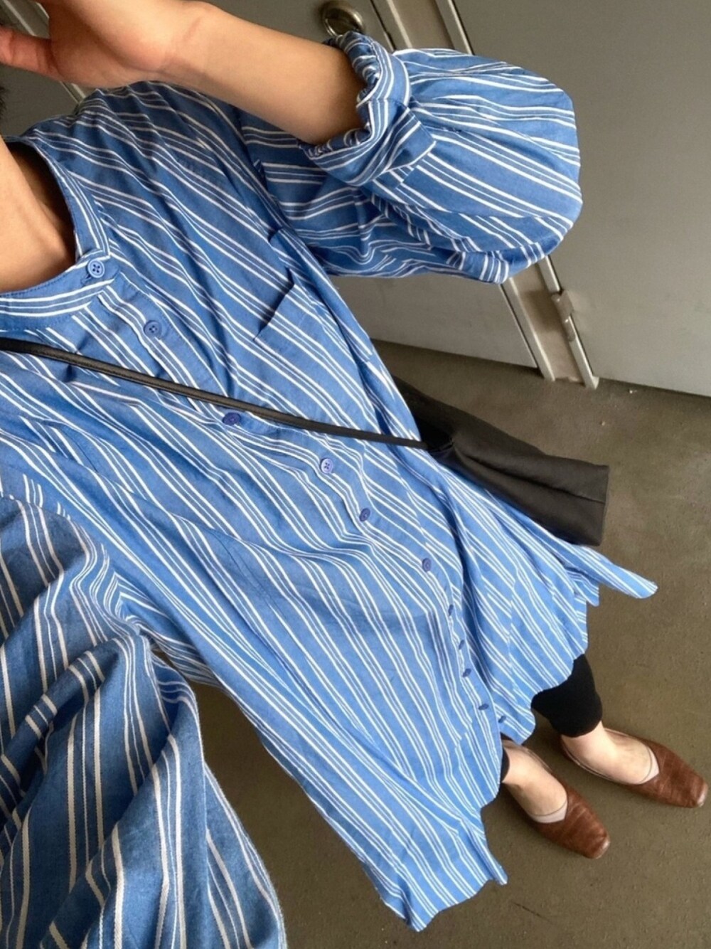 「休日スタイル、シャツワンピ、ロングシャツ、青色、雨の日、体型カバー」｜「green label relaxingのSC ドビー ストライプ オーバーサイズ シャツ ワンピース（シャツワンピース、ブルー系）」を使った、mokashidamoさん（レディース・169cm）の夏コーディネートの1枚目の写真