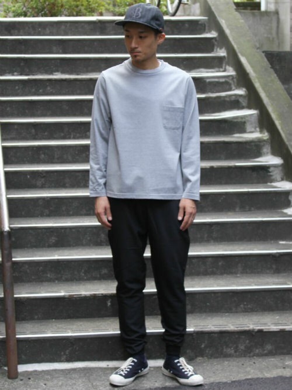 「グレー、ネイビー、ストレッチパンツ、ロングスリーブ、ポケットＴシャツ、Moonstar、Maison birth、L&HARMONY(L&HARMONY)」｜「L&HARMONYの[L&HARMONY / エルアンドハーモニー] ハイクルーネックポケットロングスリーブTシャツ（Tシャツ/カットソー、グレー系）」を使った、L&HARMONYさん（メンズ・173cm）の秋コーディネートの1枚目の写真