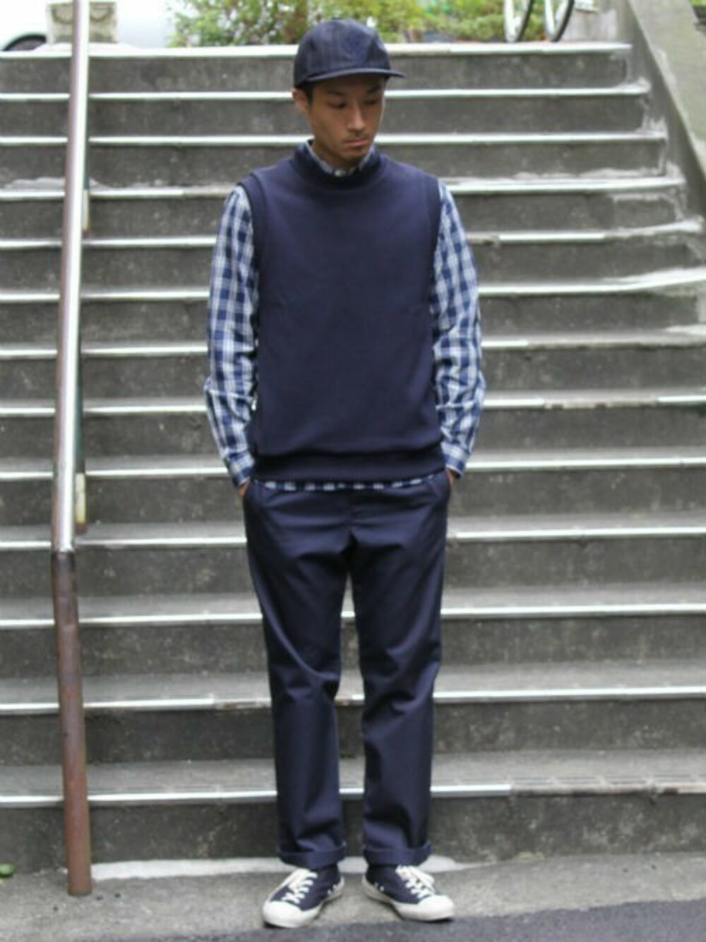 「チェックシャツ、チノパン、ネイビー、ニットベスト、Moonstar、オールネイビー、Maison birth、L&HARMONY(L&HARMONY)」｜「L&HARMONYの[L&HARMONY / エルアンドハーモニー] ハイクルーネックニットベスト（ベスト、ブルー系）」を使った、L&HARMONYさん（メンズ・173cm）の秋コーディネートの1枚目の写真