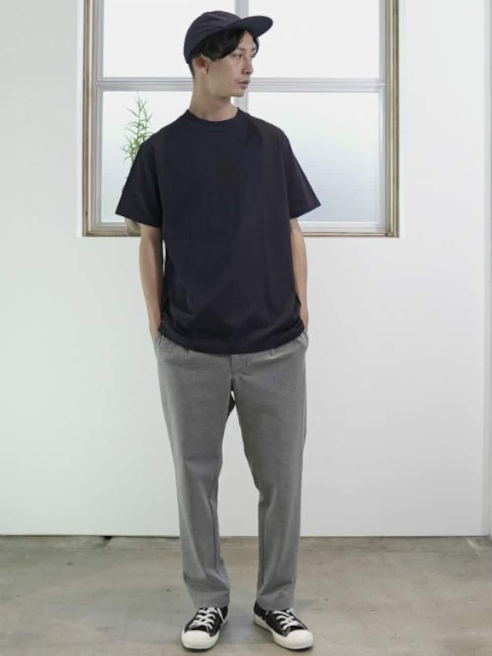 キャップを使った「ネイビーTシャツ」の人気ファッション