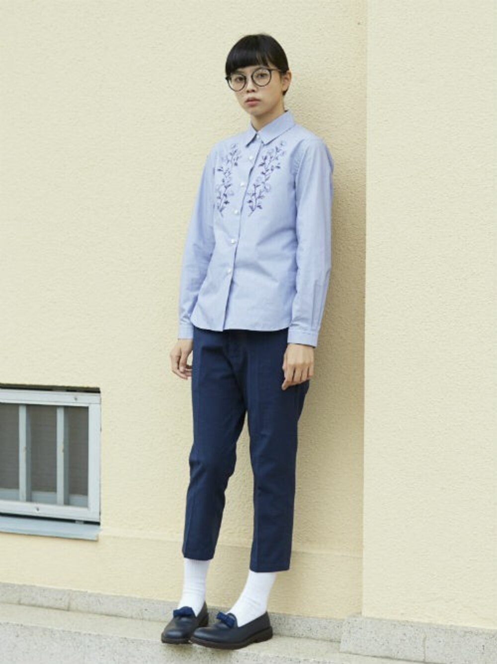 ブルー系のシャツ/ブラウス、ブルー系のスラックス、ブルー系のローファーを着用したレディースの秋コーディネートの1枚目の写真