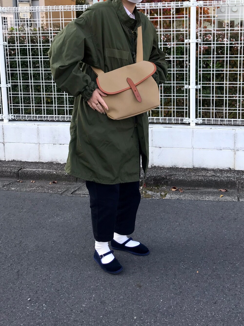 グリーン系のショルダーバッグ、ブルー系のその他シューズを着用したレディースの秋コーディネートの1枚目の写真