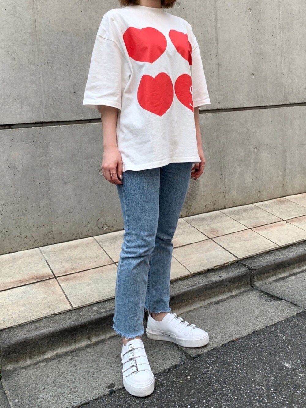 「ラクチンコーデ、カジュアルコーデ、スニーカーコーデ、Tシャツ、白Tシャツ、デニム、スニーカー、白スニーカー、韓国ファッション、低身長コーデ」｜「Little sunny biteのLittleSunnyBite/リトルサニーバイト/4 HEARTS BIG TEE（Tシャツ/カットソー、ホワイト系）」を使った、AsHFさん（レディース・153cm）の夏コーディネートの1枚目の写真