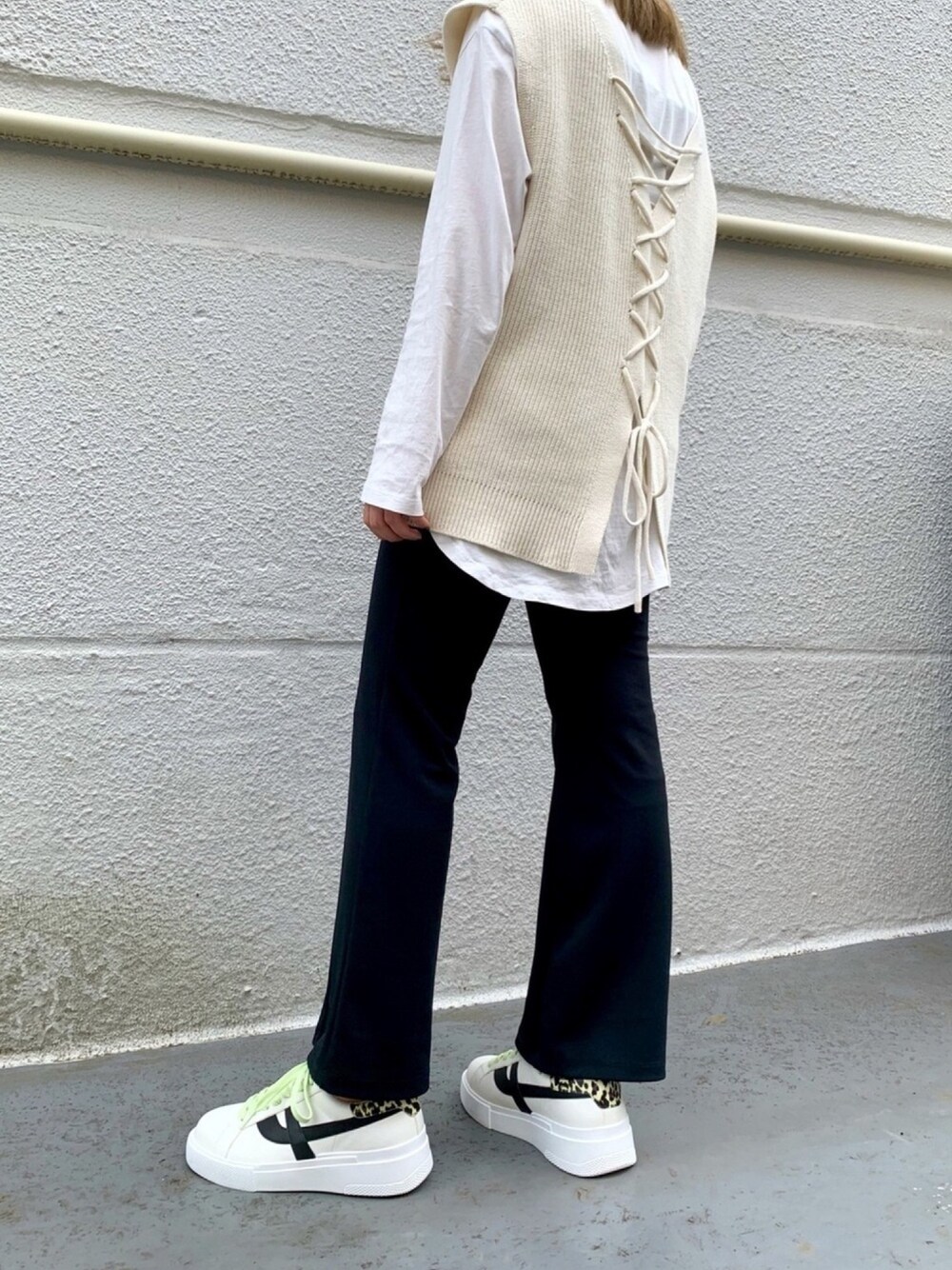 「白Tシャツ、ベスト、ニットベスト、スラックス、スニーカー、ビッグシルエット、プチプラコーデ、シンプルコーデ、カジュアルコーデ、ootd」｜「GUのアイテム（ベスト、ホワイト系）」を使った、AsHFさん（レディース・153cm）の夏コーディネートの1枚目の写真