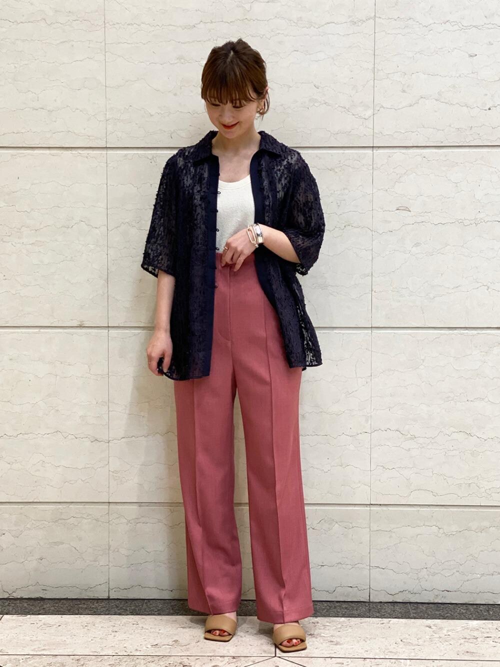 ピンク系のその他パンツ、ホワイト系のニット/セーター、グレー系のシャツ/ブラウスを着用したレディースの春コーディネートの1枚目の写真