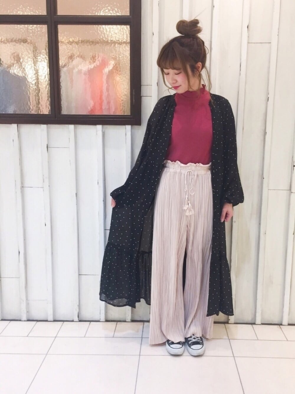 ブラック系のワンピース、ピンク系のその他パンツ、ピンク系のTシャツ/カットソーを着用したレディースの春コーディネートの1枚目の写真