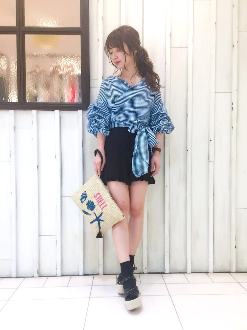 「夏コーデ、雨の日コーデ、ギンガムチェック、ボリューム袖、カシュクール、夏、ショーパン、ニットパンツ、厚底サンダル、韓国ファッション」｜「Chicoのフリフリニットショートパンツ（その他パンツ、ブラック系）」を使った、erina 🌿さん（レディース・153cm）の夏コーディネートの1枚目の写真