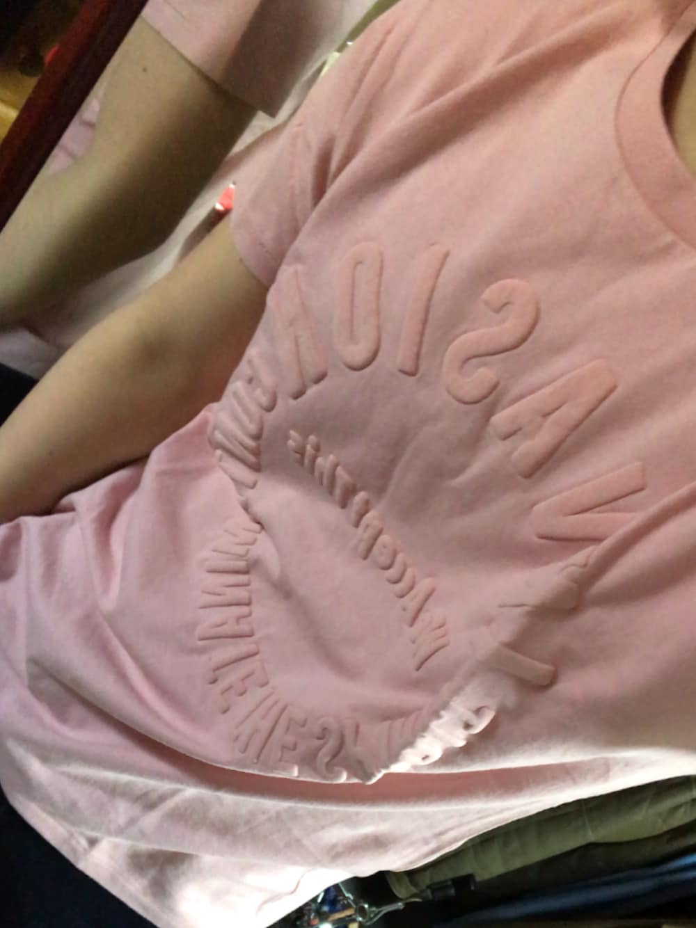 「ピンク男子、プチプラ」｜「AZUL by moussyの発泡サークルロゴクルーネック半袖T（Tシャツ/カットソー、ピンク系）」を使った、きらさん（メンズ・168cm）の冬コーディネートの1枚目の写真