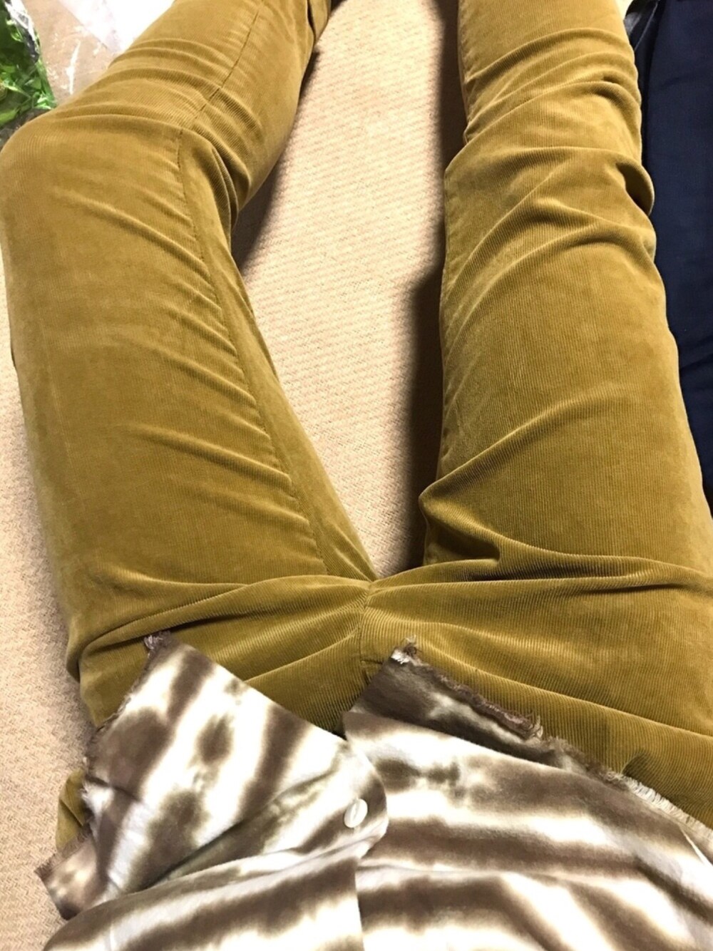 「GTAのアイテム（その他パンツ、イエロー系）」を使った、きらさん（メンズ・168cm）の冬コーディネートの1枚目の写真