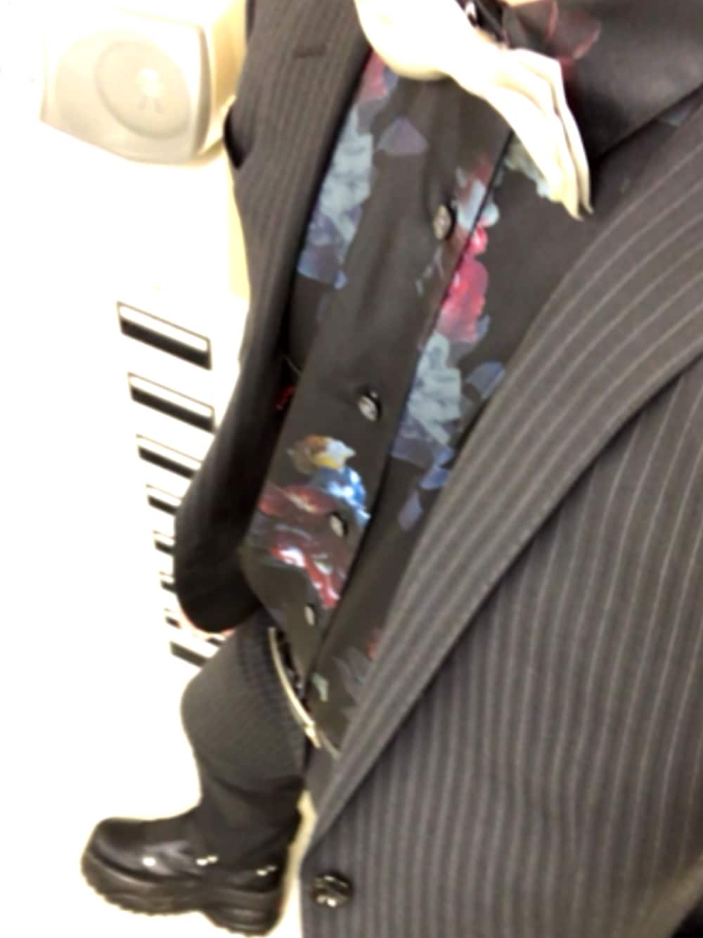 「柄シャツ、シャツ、黒、ブラック、厚底スニーカー、スニーカー、厚底、蝶ネクタイ、ボウタイ」｜「STUDIOUSの【STUDIOUS】ダークフラワービッグシルエットシャツ（シャツ/ブラウス、ブルー系）」を使った、きらさん（メンズ・168cm）の冬コーディネートの1枚目の写真
